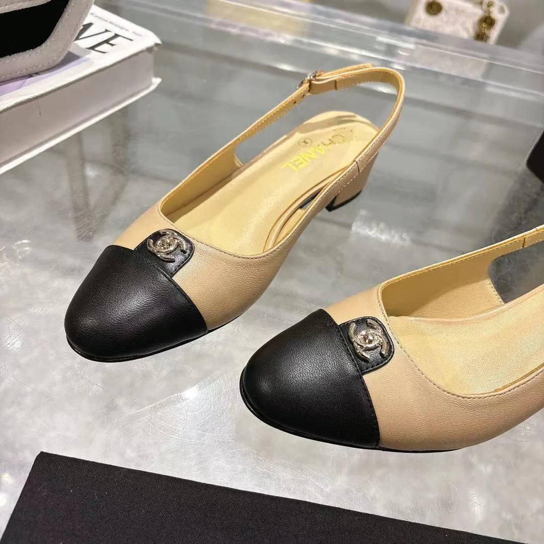 👟👟Ex-factory price 540👟👟 𝐂𝐇𝐀𝐍𝐄𝐋★Xiaoxiang New spring and summer counter new sandals, comfortable and low-heeled, a must-have for work and shopping💋 Show unique dressing style, too beautiful to say, a must-have in summer... Upper: imported sheepskin/Lining: mixed sheepskin Heel height: 3.5cm Outsole: Italian genuine leather outsole Shoe size: 35-39 (40, 41 and 42 are customized and cannot be returned or exchanged)